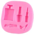 Rosa Silikonform zum Backen und Fondant mit Kosmetikmotiven wie Lippenstift und Parfumflasche. - 184065 / Rosa