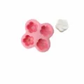Gros plan du moule en silicone pour fleurs avec design multicavité, lignes de cote et modèle. - Moule à Fleurs à 4 Cavités (TC2022977)