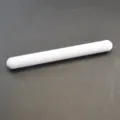 Vue de détail de la tige en plastique POM blanc de 50 cm, surface lisse et dimensions. - POM 50x4cm (Sans Anneaux) / Blanc Clair