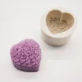 Herz Rose Silikonform Detailansicht zeigt Textur und lila fertiges Seifenkerzenprodukt. - TC2023511 / Klarweiß