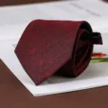 Vista dettagliata di un'elegante cravatta con cerniera rosso scuro per uso formale. - Stile con Cerniera / 8cm / Borgogna