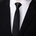 Vista di dettaglio in primo piano di una cravatta nera classica con pratica cerniera. - Stile Zip 7cm / Nero