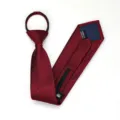 Vista detallada de corbata roja con cremallera, tela texturada ideal para uso comercial formal. - Corbata Preanudada con Cremallera / 8cm / Patrón Jacquard Vino Tinto Oscuro