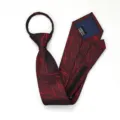 Vista detallada de la elegante corbata con cremallera preanudada y etiqueta posterior. - Corbata Preanudada con Cremallera / 8cm / Borgoña Copo de Nieve