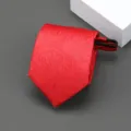 Detalle de corbata roja con cremallera, diseño cómodo estilo lazy tie con tela elegante para trajes. - Estilo Texturizado (D-01) / 8cm / Rojo