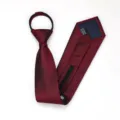 Detalle de corbata con cremallera a rayas rojas, corbata prenodada para ropa formal. - Corbata Preanudada con Cremallera / 8cm / Vino Tinto Clásico