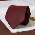 Cravatta bordeaux con motivo spina di pesce, dettaglio in tessuto per abito elegante. - Annodato a Mano / 8cm / Borgogna