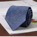 Classica cravatta da lavoro blu con elegante motivo testurizzato, perfetta per look formali. - Annodato a Mano / 8cm / Blu Sigillo di Neve