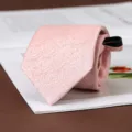 Cravatta rosa con cerniera e motivo testurizzato ideale per abbigliamento formale. - Stile con Cerniera / 8cm / Rosa chiaro
