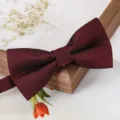 Nœud papillon bordeaux classique pour homme costume de mariage et chemise élégant. - Nœud Papillon Rouge Vin Stable