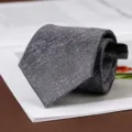 Dettaglio cravatta con zip strutturata grigio scuro classica, ideale per abbigliamento formale. - Stile con Cerniera / 8cm / Nebbia Tessere Traccia