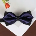 Primo piano di un elegante papillon da uomo a doppio strato in raso viola e tessuto nero. - Papillon blu navy satinati
