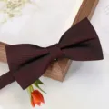 Nœud papillon bordeaux vue de détail, tissu texturé élégant pour costume de mariage gros plan - Nœud Papillon Rouge Vin Élégant