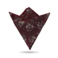 Primer plano detallado de un pañuelo de bolsillo burdeos con motivos florales y bordes. - Flor Hundida Rojo Vino Pañuelo