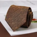 Cravatta da uomo classica marrone a spina di pesce, vista dettagliata per affari e abiti formali. - Annodato a Mano / 8cm / Caffè Oro