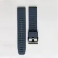 Cinturino per orologio in silicone blu scuro in dettaglio, con sgancio rapido e design testurizzato. - Fibbia Normale 26mm / Blu Mezzanotte