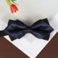 Primo piano di un elegante papillon a punta a quadri blu e nero con anello in pelle. - Farfallino a Quadri Blu