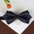 Vista dettagliata del farfallino uomo blu scuro geometrico elegante per abito formale nuziale. - Fiocco Blu