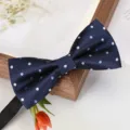 Gros plan détaillé d'un élégant nœud papillon bleu foncé pour homme aux pois blancs. - Nœud Papillon Brillant Bleu