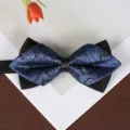 Primo piano sull'elegante motivo cachemire blu e nero di questo papillon formale da uomo. - Farfallina Paisley Blu