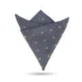 Primer plano detallado de un elegante pañuelo de bolsillo azul con patrón de espiga y flores. - Orden Tejido de Lapislázuli Pañuelo