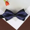 Primo piano dettagliato dell'elegante farfallino da uomo a doppio strato con motivo geometrico. - Farfallino Mini Quadri Viola