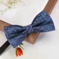 Gros plan détaillé d'un nœud papillon cachemire bleu classique présenté sur cadre bois. - Nœud Papillon Paisley Bleu