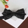 Primo piano del farfallino nero a quadri con dettaglio in pelle per abito formale. - Farfallino Losanghe Bianche