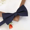 Gros plan détaillé d'un élégant nœud papillon texturé bleu foncé pour les costumes formels. - Nœud Papillon Bleu Marine Chevalier