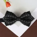 Vista dettagliata di un papillon nero da uomo con motivo geometrico per affari formali. - Farfallino Quadri Grandi Neri