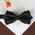 Dettaglio del farfallino nero triangolare, elegante accessorio per abito elegante da uomo. - Farfallino Quadri Piccoli Neri