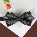 Vista ravvicinata del papillon elegante da uomo con motivo nero e argento e punta. - Farfallino Motivo Grigio