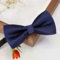 Vue détaillée d'un nœud papillon bleu foncé classique pour homme, idéal pour mariage. - Nœud Papillon Brillant Bleu Marine Nouveau