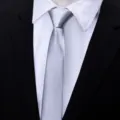 Primo piano di una elegante cravatta grigia con cerniera dal design stretto e pratico. - Stile Annodato a Mano 5cm / Argento