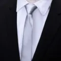 Primo piano dettagliato di una cravatta stretta ed elegante argentata abbinata a camicia classica. - Stile Zip 7cm / Argento