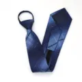 Primer plano de la corbata con cremallera de cuadros azules, mostrando los detalles y costuras. - Corbata Preanudada con Cremallera / 8cm / Hombre Elegante Cuadros