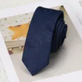 Primer plano de una corbata estrecha azul oscuro con cachemir y textura tejida. - Estilo Autoatado Paisley / Azul
