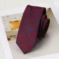 Corbata elegante con estampado de cachemira en rojo oscuro y azul marino para ocasiones formales. - Estilo Autoatado Paisley / Rojo y Azul