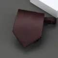 Corbata con cremallera burdeos clásica para ropa formal, diseño elegante y estrecho. - Estilo de Rayas Diagonales / 8cm / Burdeos