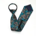 Detalle de corbata con cremallera Paisley, patrón negro y turquesa, accesorio formal de negocios. - Corbata Preanudada con Cremallera / 8cm / Porcelana Azul y Blanca