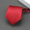 Detalle de corbata con cremallera a rayas rojas, corbata prenodada para trajes formales. - Estilo Rayado Diagonal Texturizado / 8cm / Burdeos