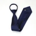 Vista detallada de la corbata de negocios con cremallera en azul con rayas. - Corbata Preanudada con Cremallera / 8cm / Azul Raya Oscura