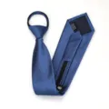 Vista detallada de la corbata azul con cremallera mostrando el mecanismo y la etiqueta. - Corbata Preanudada con Cremallera / 8cm / Azul Océano Raya Fina