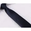 Primo piano di una cravatta stretta blu scuro presentata su un colletto di camicia bianco. - Stile Corto Zip 5cm / Rosso Brillante