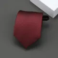 Primer plano detallado de una corbata con cremallera a rayas burdeos, con textura fina. - Estilo Rayado de Moda Clásica / 8cm / Burdeos