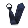 Detalle de la corbata con cremallera azul marino que muestra la tela de sarga texturizada. - Corbata Preanudada con Cremallera / 8cm / Azul Marino Raya Fina