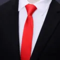 Foto di dettaglio di una cravata rossa classica, perfetta per matrimoni e abbigliamento formale. - Stile Corto Zip 5cm / Nero