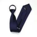 Vista detallada de la parte trasera de la corbata con cremallera azul oscura, práctica y elegante. - Corbata Preanudada con Cremallera / 8cm / Azul Marino Brillo