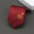 Detalle de corbata de boda roja con bordado de doble felicidad dorada y diseño de cremallera. - Estilo Bordado de Doble Felicidad Cuadrada / 8cm / Burdeos