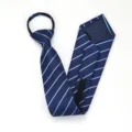 Detalle de corbata azul con rayas y cremallera, diseño práctico para ropa formal. - Corbata Preanudada con Cremallera / 8cm / Modelo A080